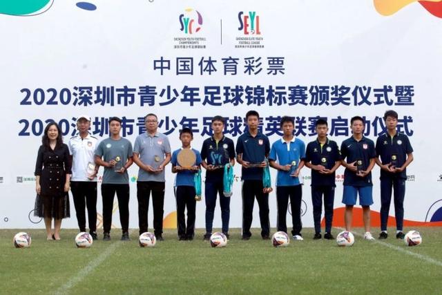 杨幂出席奢侈品牌活动，短裙造型引发尴尬瞬间